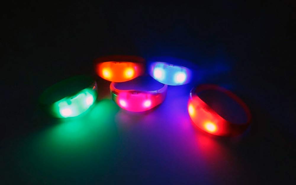 Cómo funcionan las pulseras luminosas o pulseras fluorescentes 
