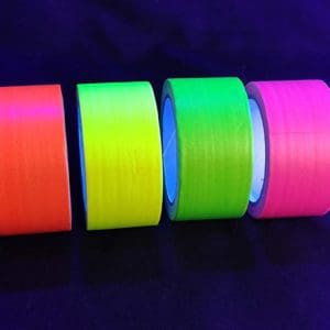 Cinta adhesiva fluorescente y reactiva a luz UV