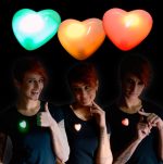 Pins luminosos corazón 3D con Leds RGB - Pack de 3 u. - Imagen 2